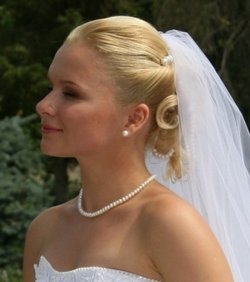Свадебные прически с фатой, диадемой, цветами фотографии