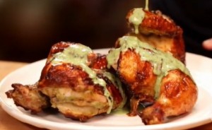 Курочка с хрустящей корочкой под ароматным зеленым соусом